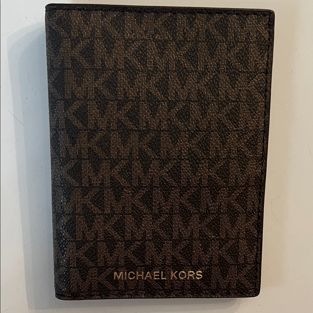 MICHAEL KORS NWOT BROWN CARD & PASSPORT CASE